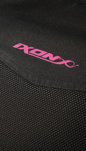 Geaca (jacheta) motociclete femei Racing/Roadster Ixon All season model Ilana Evo LS culoare: negru/fuchsia (roz) - Negru/fuchsia (roz) , S