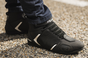 Ghete moto Roadster barbati All Season Ixon model Gambler WP MS culoare: negru/alb (100% waterproof) - Negru/alb , 40