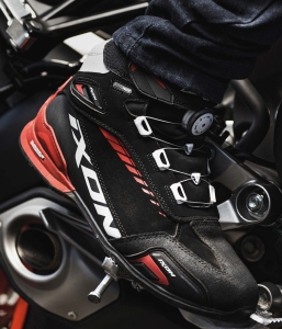 Ghete moto Roadster barbati All Season Ixon model Bull 2 WP MS culoare: negru/alb/rosu (100% waterproof) - Negru/alb/rosu , 42